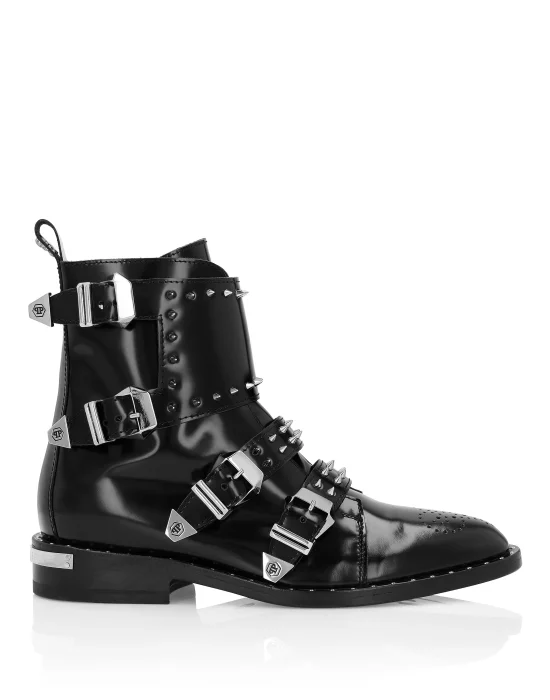Boots Low Flat "Jasmine" Studs